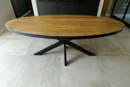 Ovale eettafel mango naturel met zwarte rand 200 x 100cm